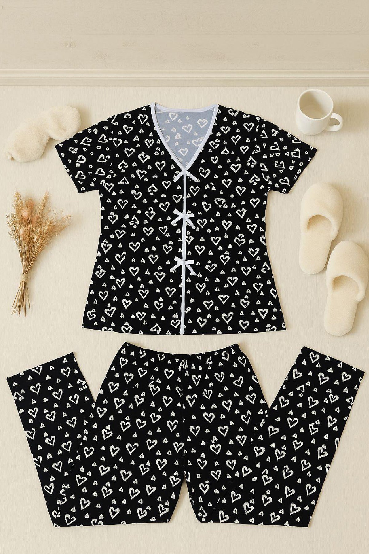 Kadın Siyah Beyaz Kalp Desenli Fiyonklu Kısa Kollu Pijama Takımı