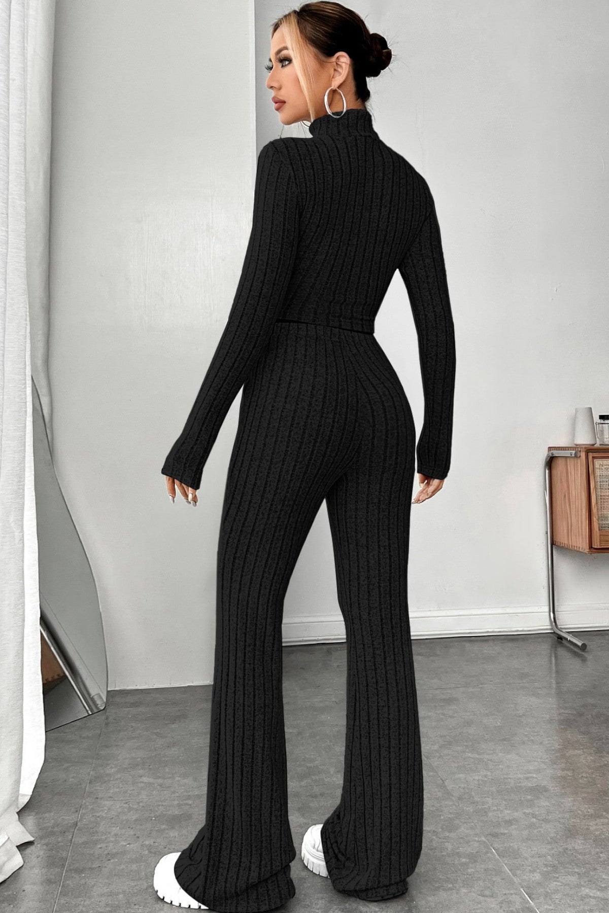 Kadın Siyah Boğazlı Crop Top ve Yüksek Bel Eşofman Takımı Spor Şık Kombin