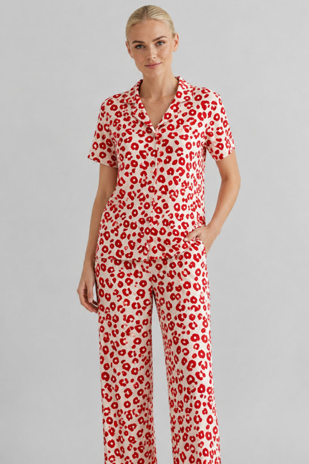 Kırmızı Leopar Desenli Bürümcük Kumaş Pijama Takımı 4644-Beyaz