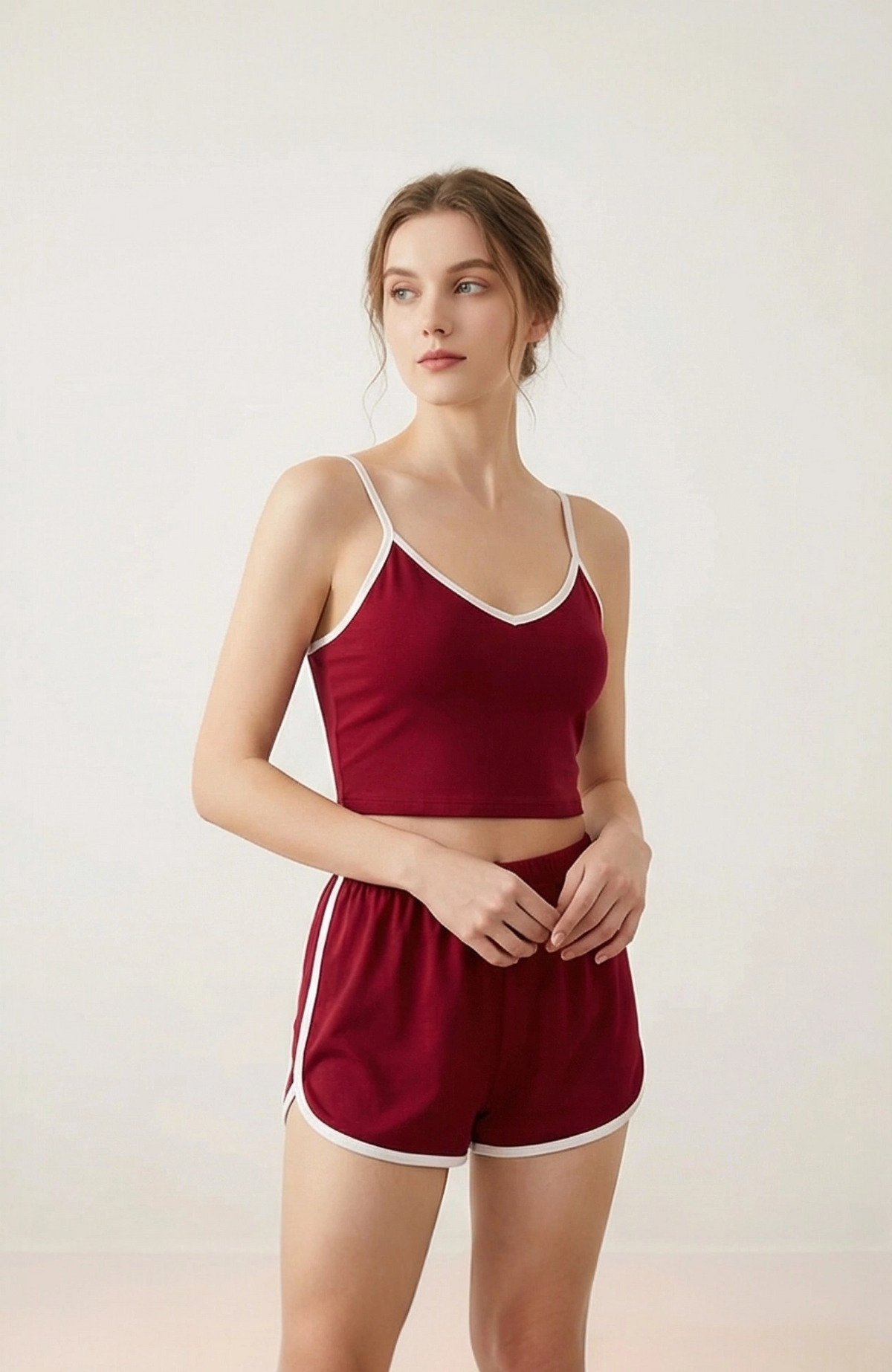 Kadın Bordo Askılı Crop Top ve Şortlu Gecelik Takım – Modern, Konforlu ve Günlük Kombinlere Uygun