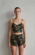 Kadın Kamuflaj Desenli Askılı Crop Top ve Şortlu Gecelik Takım – Modern, Konforlu ve Günlük Kombinlere Uygun