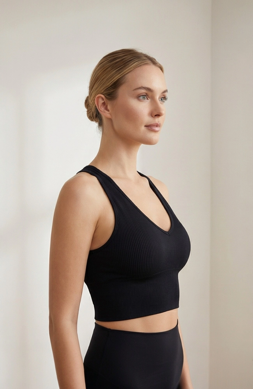 Kadın Siyah Derin Göğüs Dekolteli Şık Crop Top Bluz – Şık, Rahat ve Kolay Kombinlenebilir