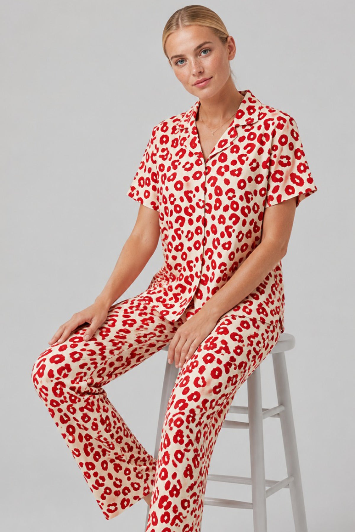 Kırmızı Leopar Desenli Bürümcük Kumaş Pijama Takımı 4644-Beyaz