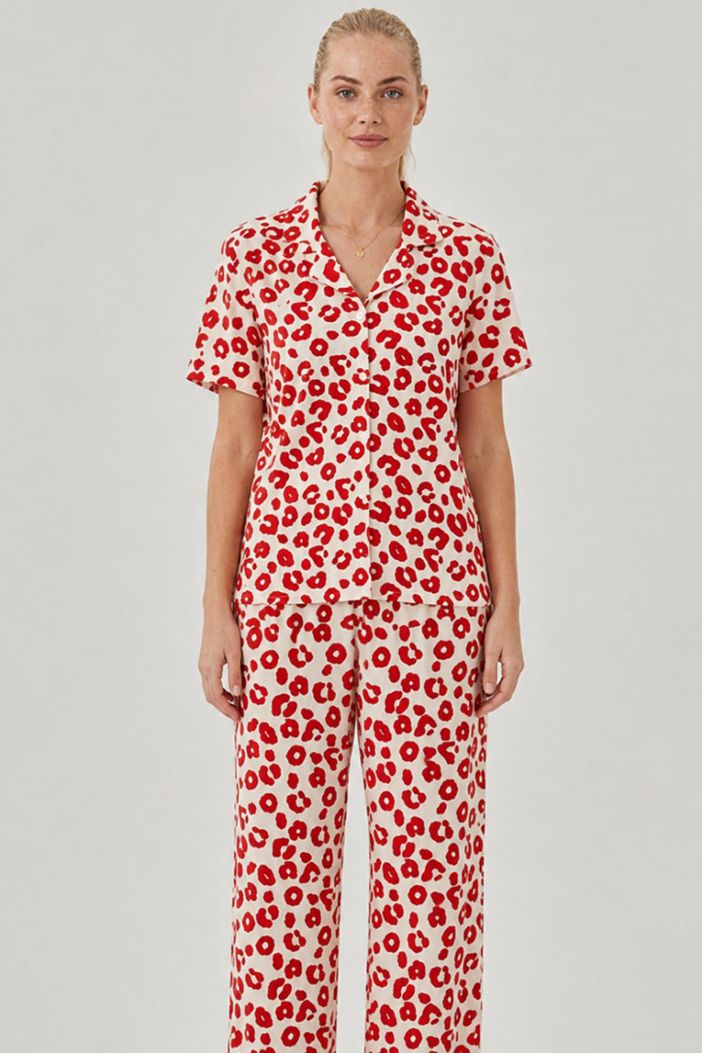 Kırmızı Leopar Desenli Bürümcük Kumaş Pijama Takımı 4644-Beyaz
