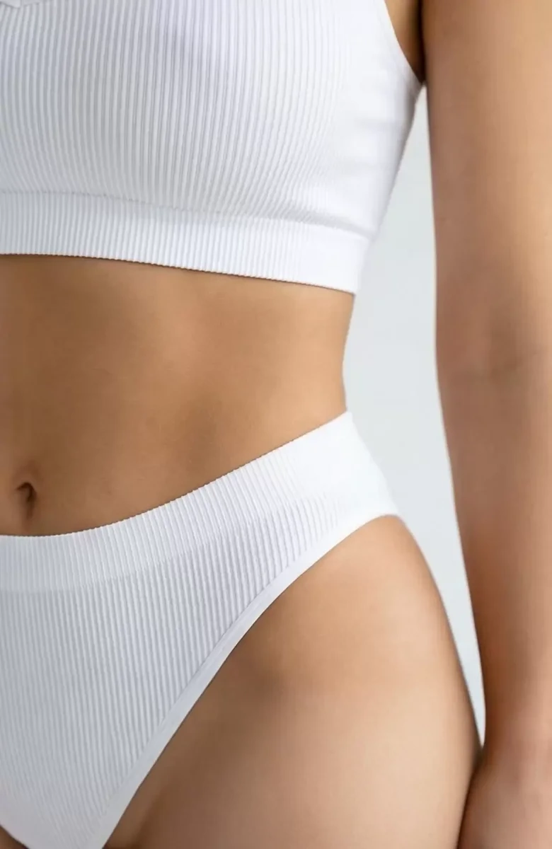 Kadın Beyaz Desteksiz Seamless Tangalı İç Çamaşır Takımı – Modern, Konforlu