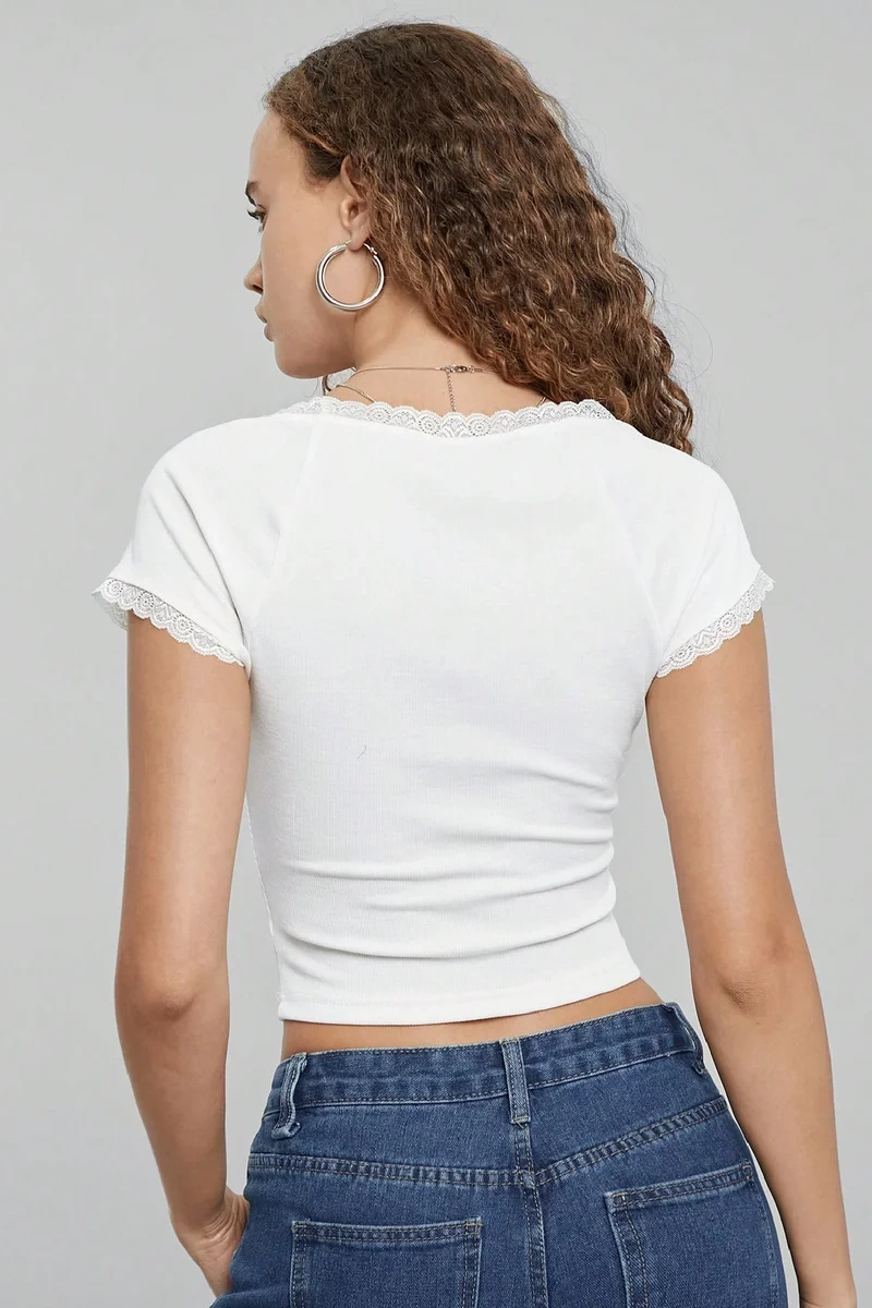 Kadın Beyaz Göğsü ve Kolları Dantelli Fiyonklu Kısa Kol Crop Top Bluz – Şık, Rahat ve Kolay Kombinlenebilir
