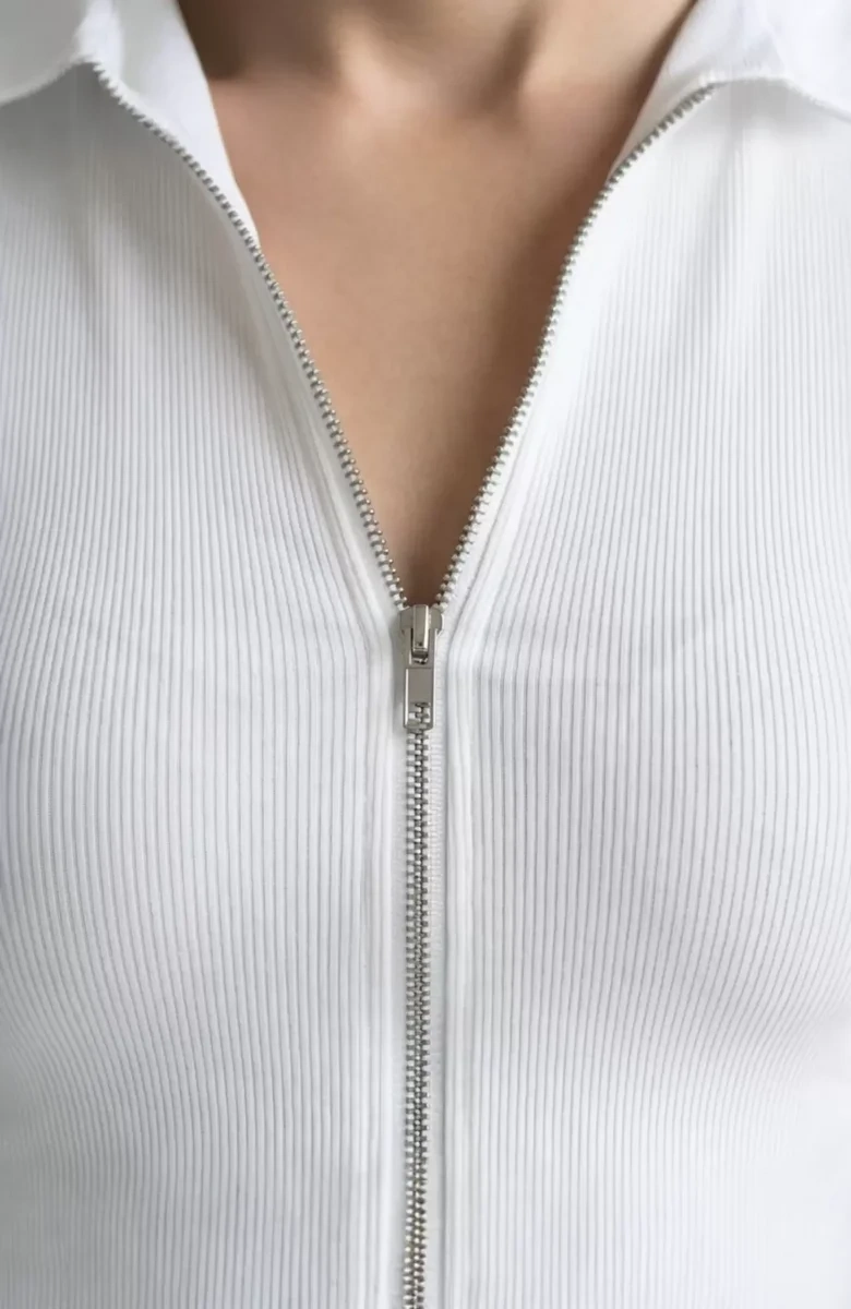 Kadın Beyaz Yarım Fermuarlı ve Kısa Kollu Crop Top Bluz – Şık, Rahat ve Kolay Kombinlenebilir