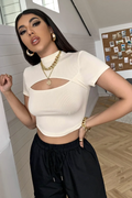 Kadın Ekru Göğüs Dekolteli Yarım Kollu Cut Out Crop Top Bluz – Şık, Rahat ve Kolay Kombinlenebilir