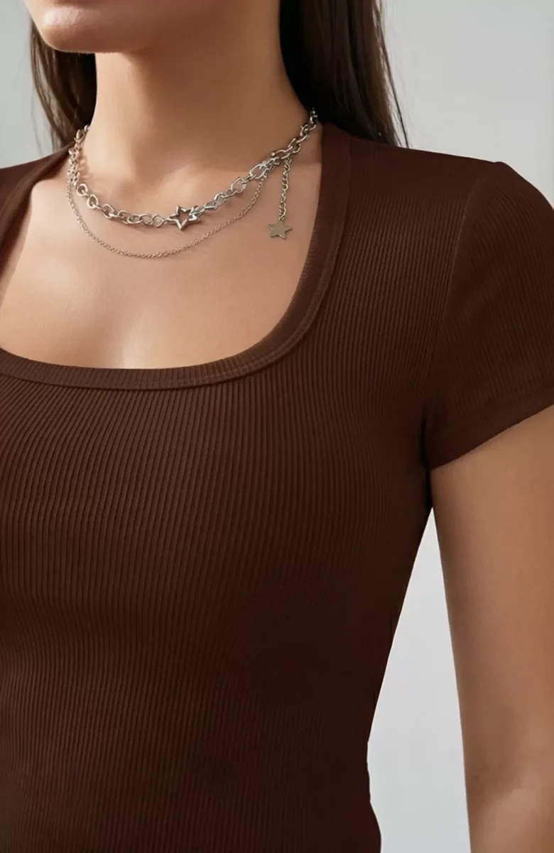 Kadın Kahverengi Yarım Kol Düz Yaka Crop Top Bluz – Şık, Rahat ve Kolay Kombinlenebilir