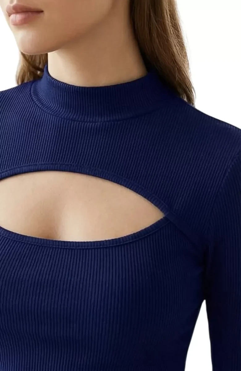 Kadın Lacivert Göğüs Dekolteli Uzun Kollu Cut Out Crop Top Bluz – Şık, Rahat ve Kolay Kombinlenebilir