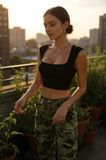 Kadın Siyah Kare Yaka Kalınlaşan Omuz Detaylı Crop Top Bluz