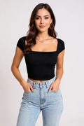 Kadın Siyah Kare Yaka Yarım Kol Göğüs Dekolteli Crop Top Bluz – Şık, Rahat ve Kolay Kombinlenebilir