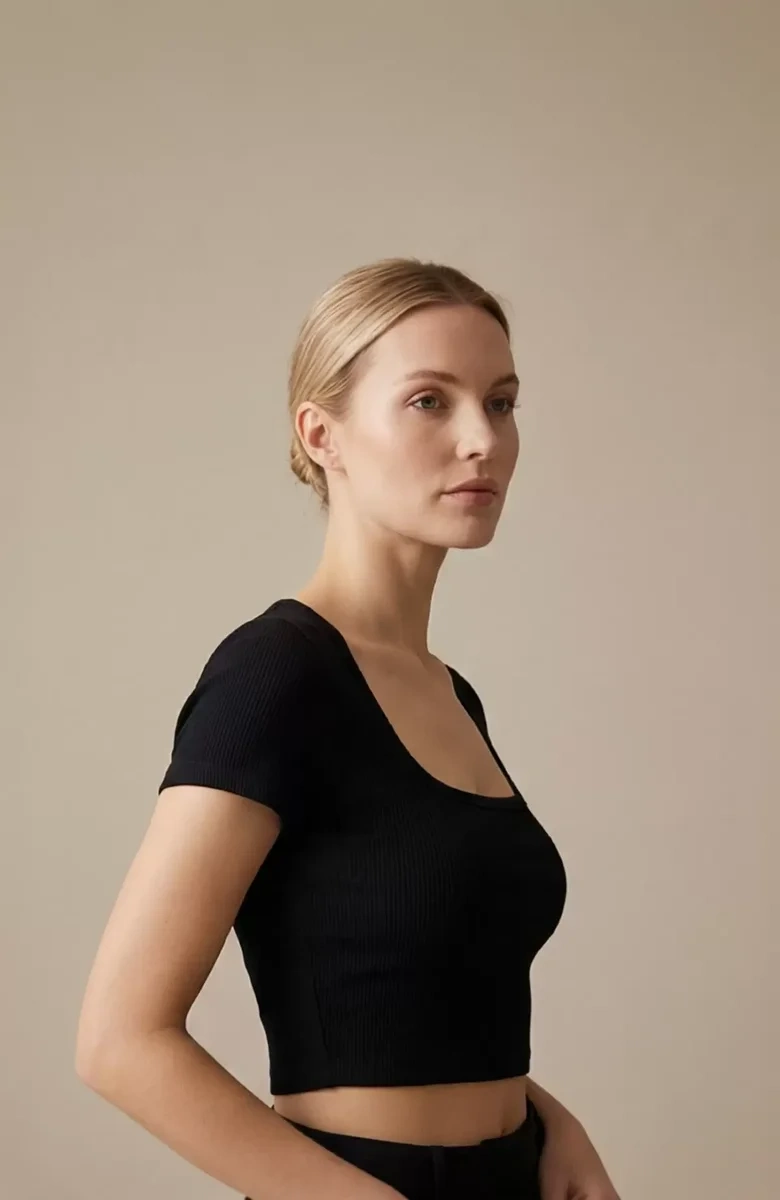 Kadın Siyah Yarım Kol Düz Yaka Crop Top Bluz – Şık, Rahat ve Kolay Kombinlenebilir