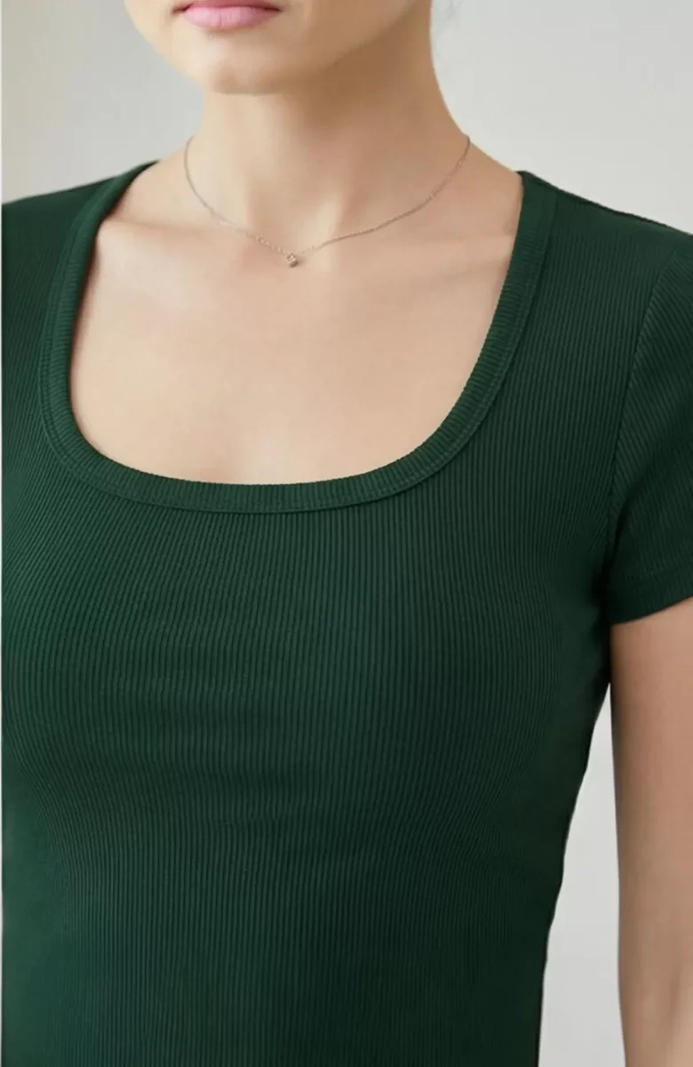 Kadın Yeşil Yarım Kol Düz Yaka Crop Top Bluz – Şık, Rahat ve Kolay Kombinlenebilir